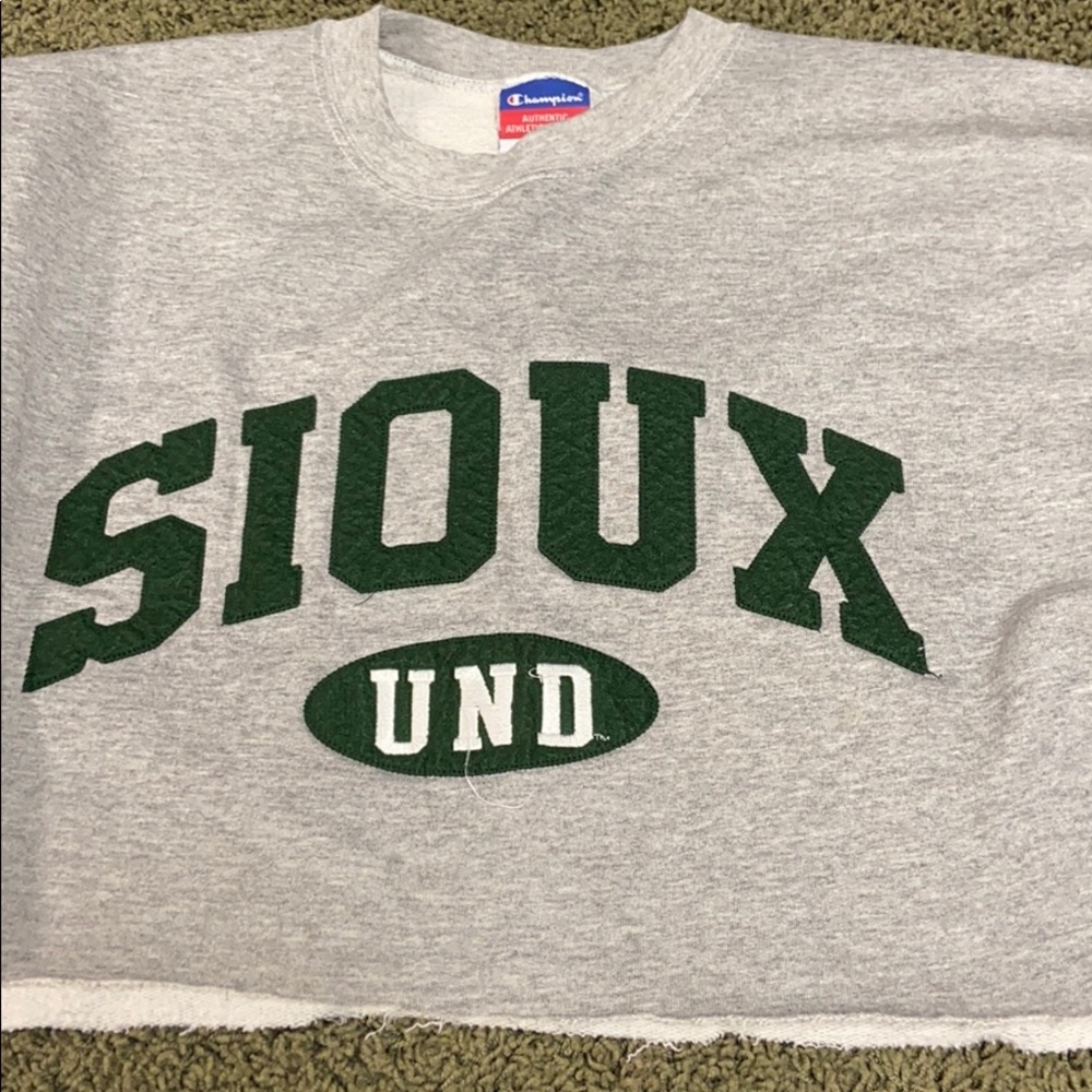 Cropped UND champion crew neck